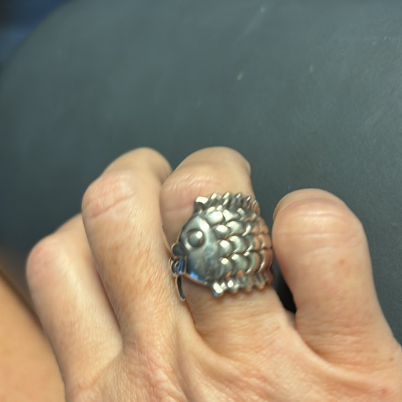 Wrap around sterling silver fish ring size 7 - Picture 3 of 3